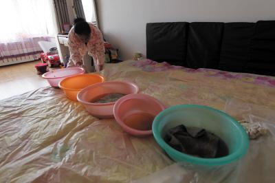 新绛楼上漏水，住户失联，小区没物管，业主维权难！律师来支招……